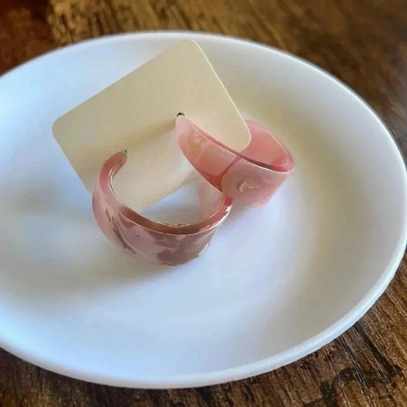 ❤️ NEW 2/$20 or 3/$25 Statement Pink Acrylic Swirl Hoop Earrings - Picture 1 of 6